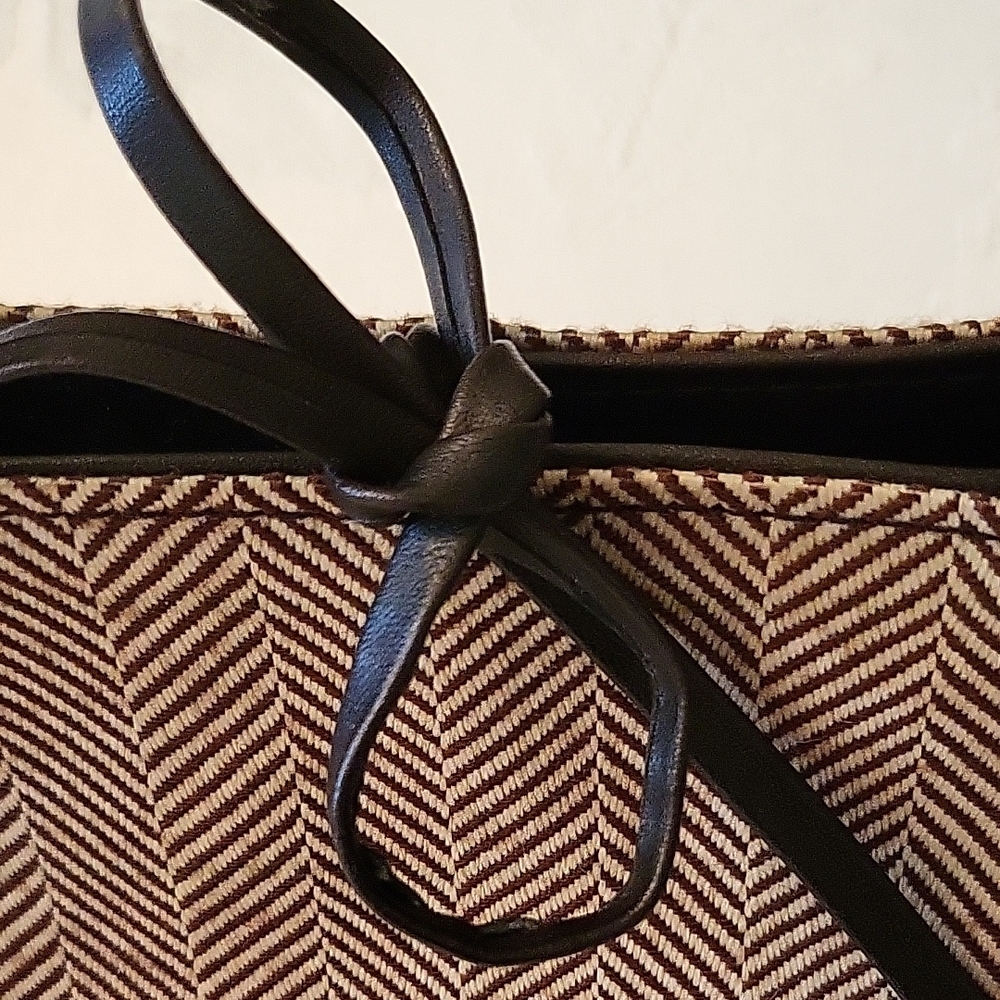 Estee Lauder Beige & Espresso Handbag with Bonus Cosmetic Pouch! - Picture 4 of 11